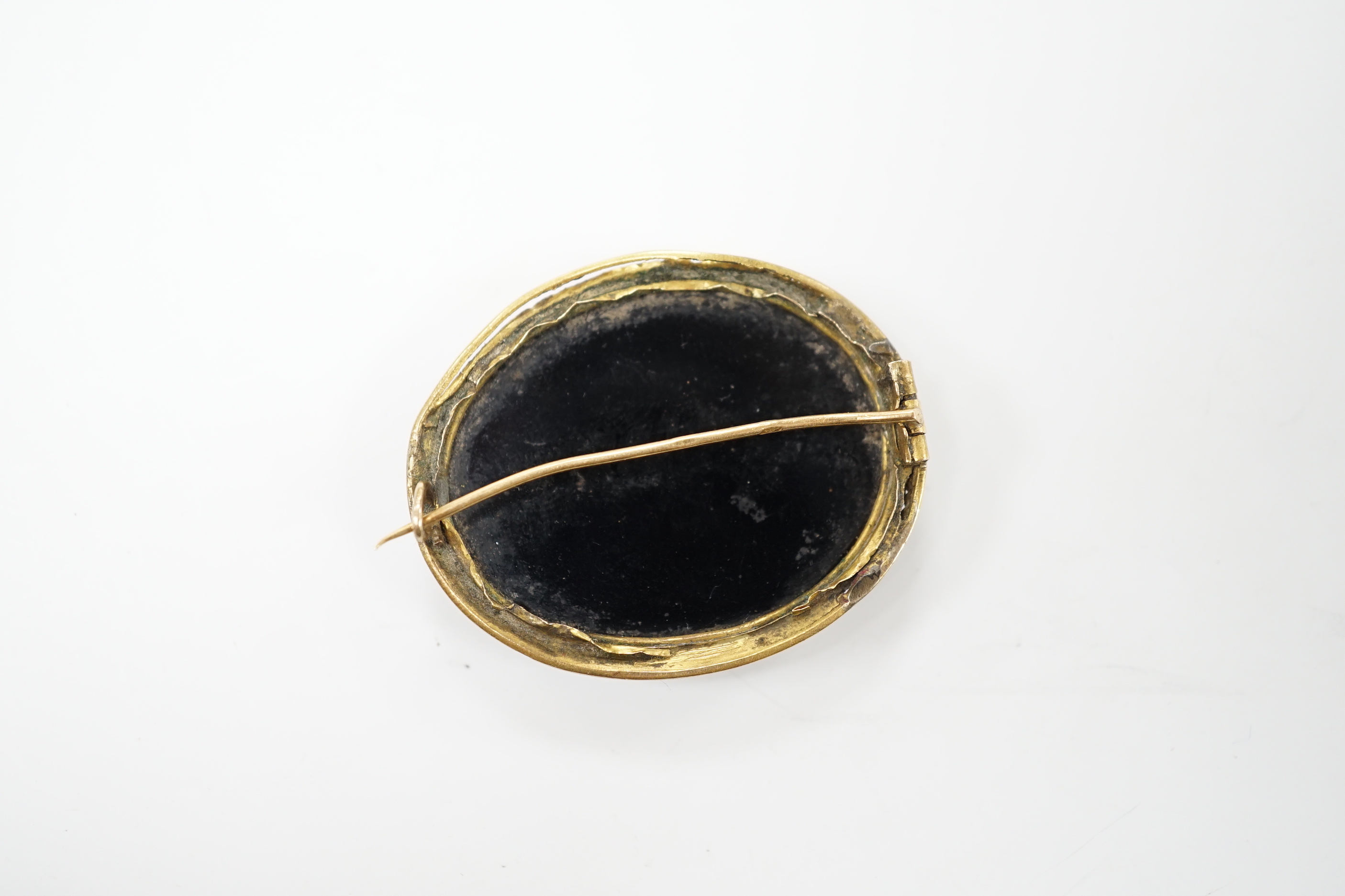 A Victorian yellow metal mounted micro-mosaic brooch decorated with Pliny doves, 3.75cm